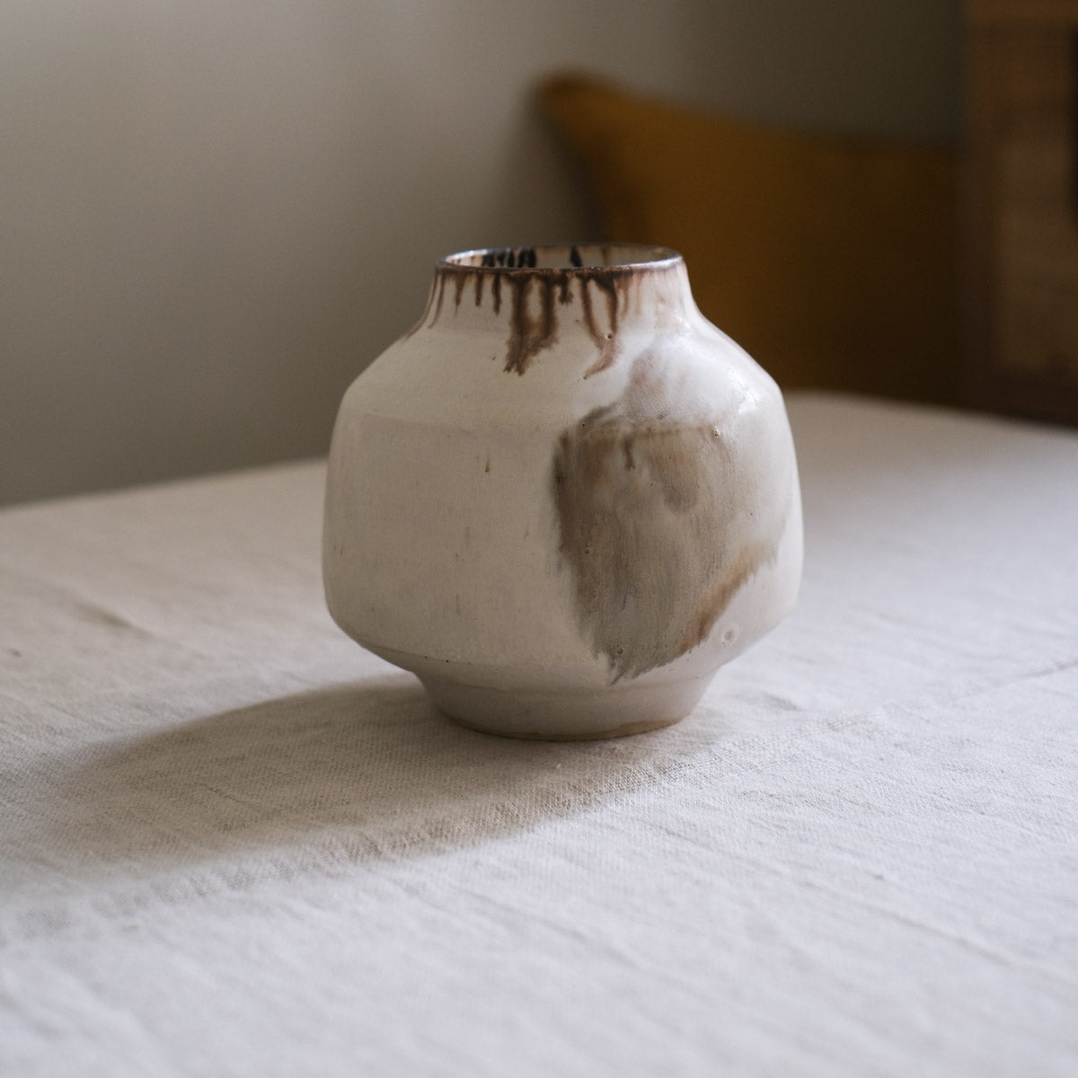 Rounded White Vase - Po20