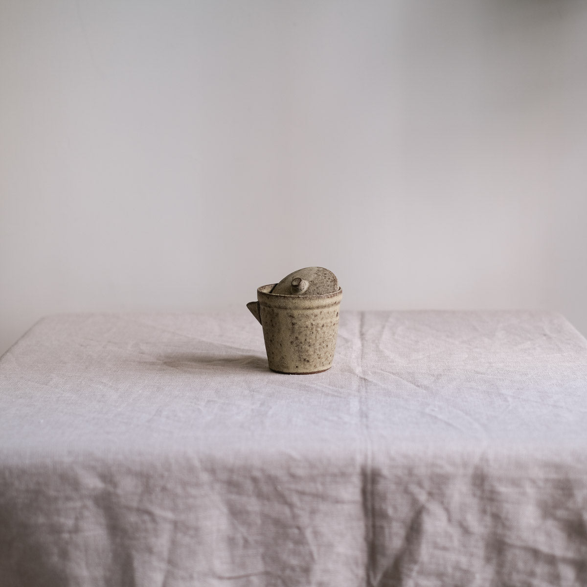 852 - Queenie - Lid Pourer