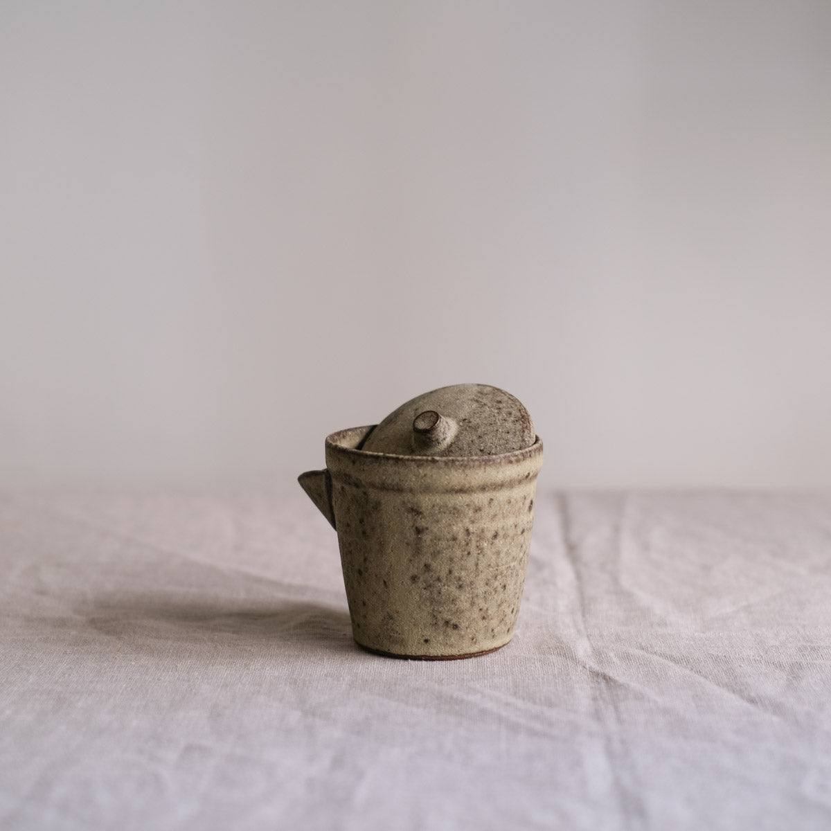 852 - Queenie - Lid Pourer