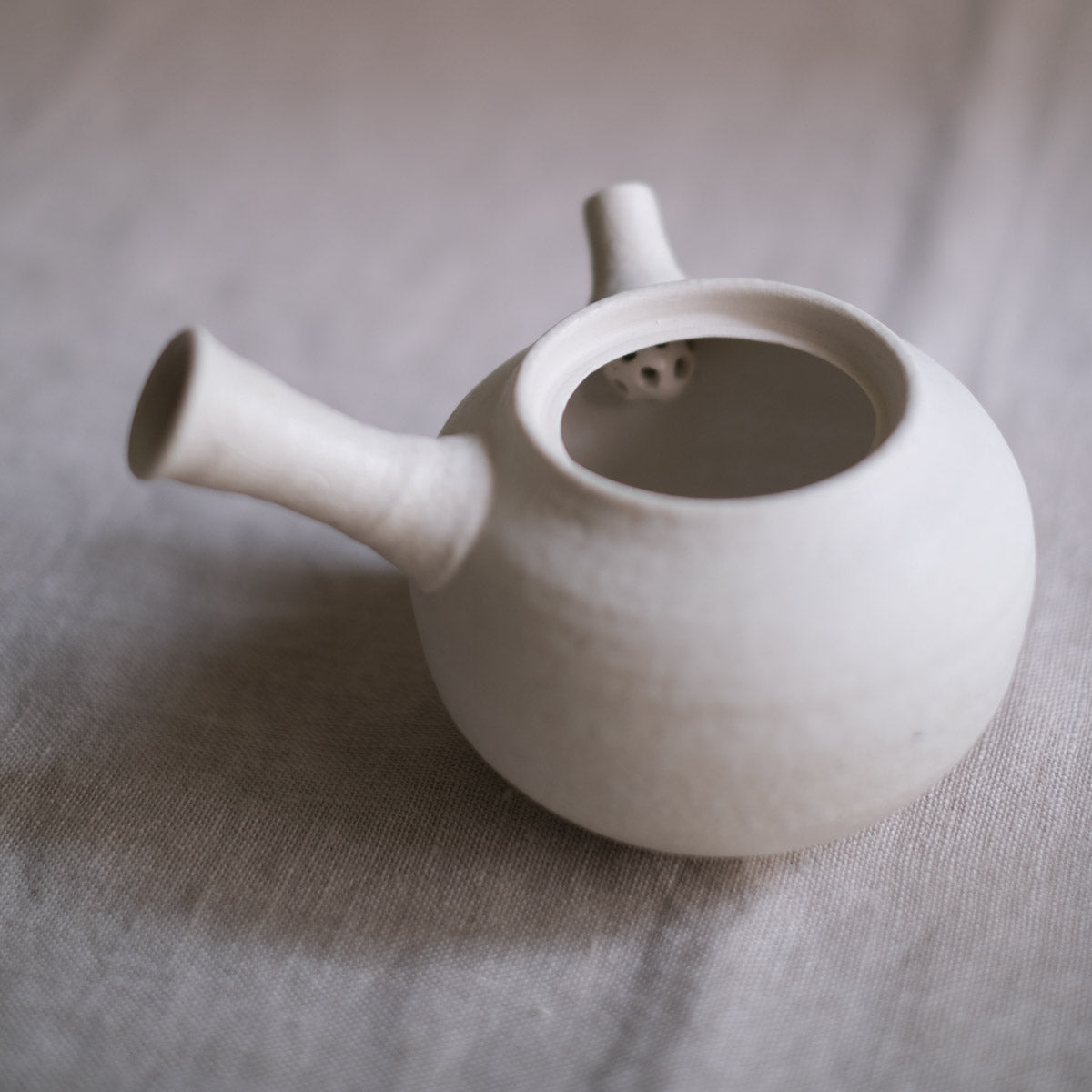 852 - Queenie - Tea Kettle White