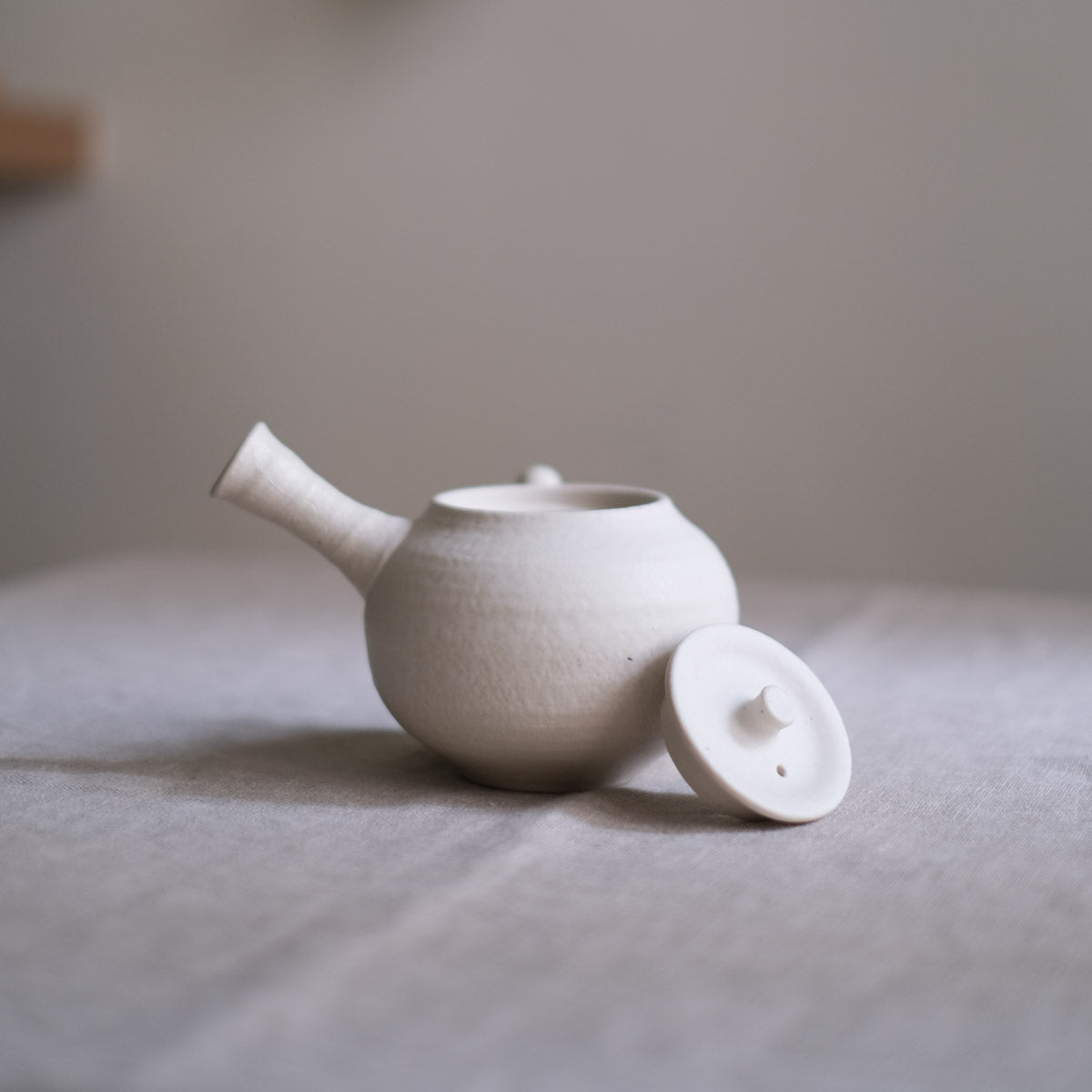 852 - Queenie - Tea Kettle White