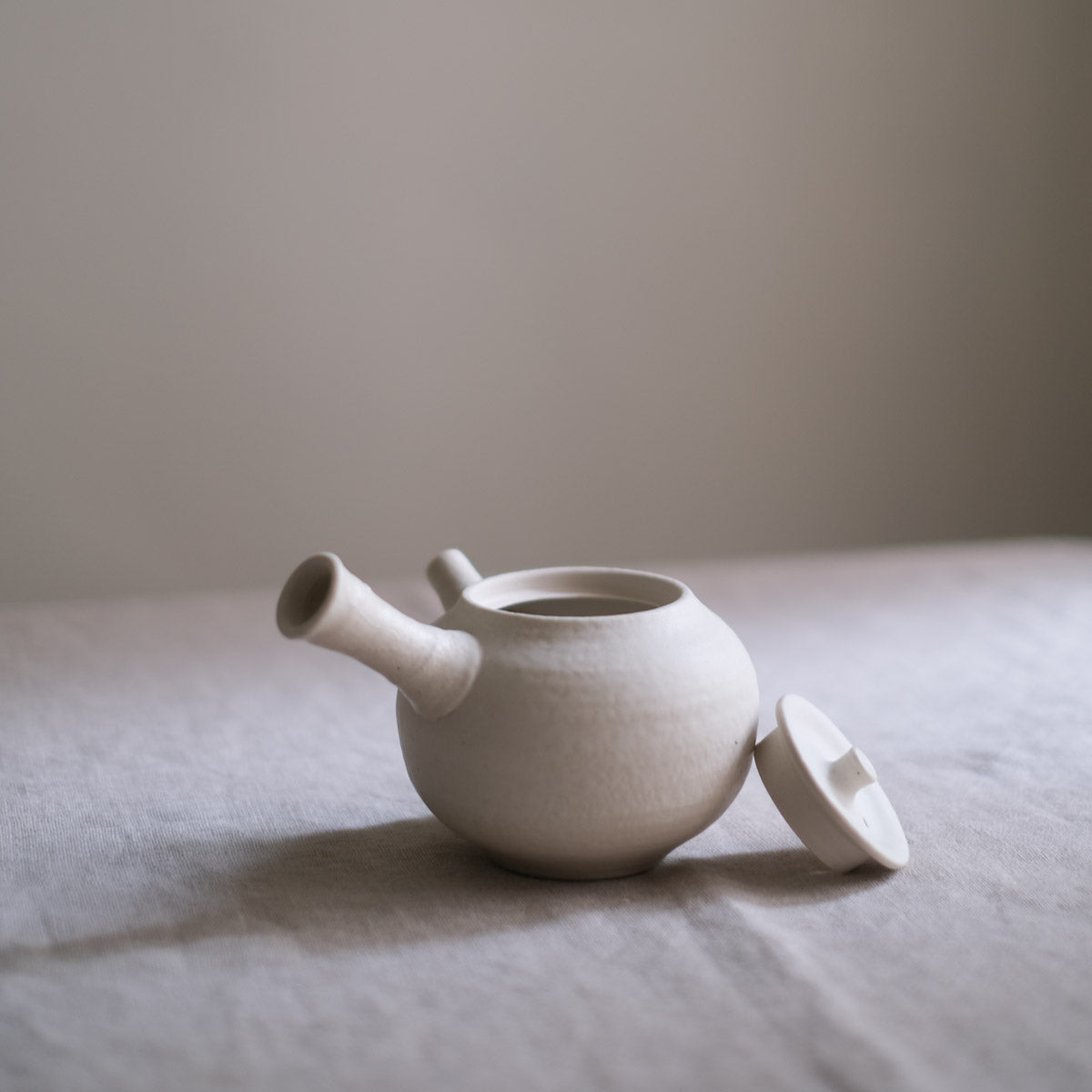 852 - Queenie - Tea Kettle White