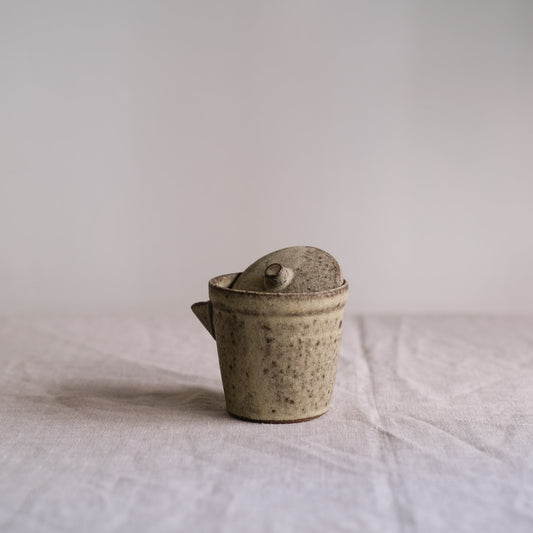 852 - Queenie - Lid Pourer